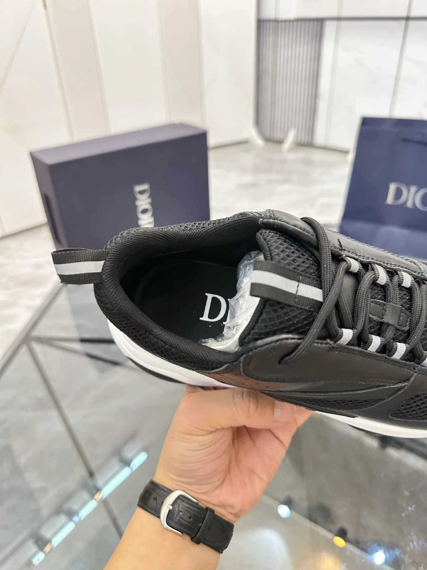Men's shoes: 💰P460¥ Ready in Guangzhou, fully packaged Product trademark: Dior* "Dior*" low-top casual shoes Regular size: 38-46 (can be customized to 47) B22 Product materials: imported cowhide leather upper spliced ​​with original fabric, breathable lining, original outsole. Number: 920